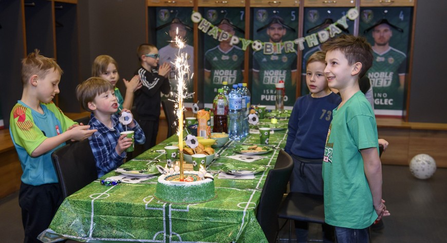 Urodziny na Tarczyński Arenie to świetny prezent dla małych fanów piłki nożnej. 