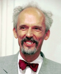 Janusz Korwin-Mikke w pigułce. Jego "złote myśli" budzą grozę. ZDJĘCIA