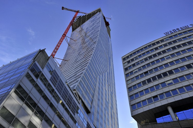 Średnia cena metra kwadratowego w Złotej 44 to 32 tys. zł. Za jedno mieszkanie trzeba zapłacić średnio 6-8 mln zł.  Najmniejszy i jednocześnie najtańszy apartament ma 62 m kw. i będzie kosztował 1,2 mln złotych. Zdjęcie: Złota 44 (c) ORCO fot. Krzysztof Wierzbowski