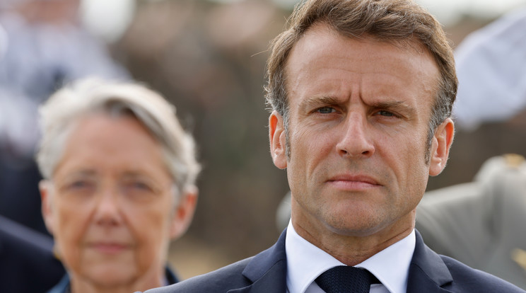 Emmanuel Macron a késelés helyszínére látogatott/ Fotó: . EPA/LUDOVIC MARIN / POOL MAXPPP OUT