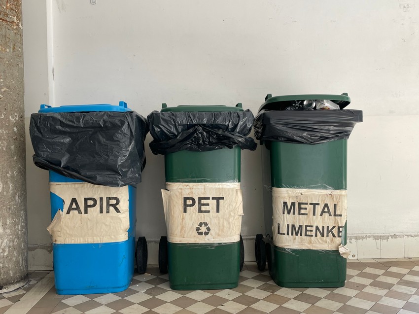 Ove kante smo pronašli, one za reciklažu baterija - nismo