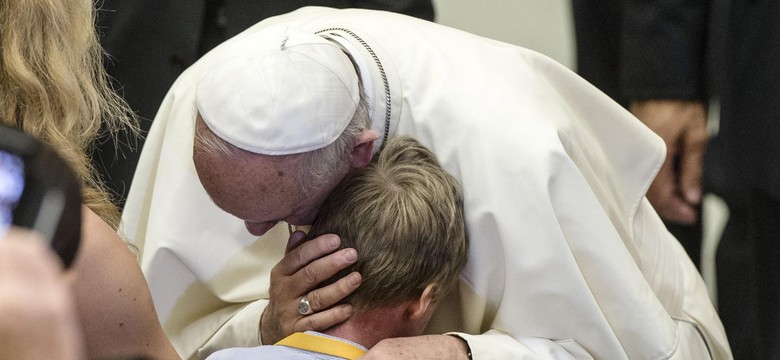 Papież wzywa duchownych: Niech każda parafia przyjmie rodzinę imigrantów