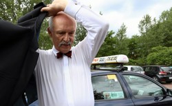 Prowadził bez uprawnień, spowodował stłuczkę. Korwin-Mikkego nie chroni już immunitet, usłyszał zarzuty