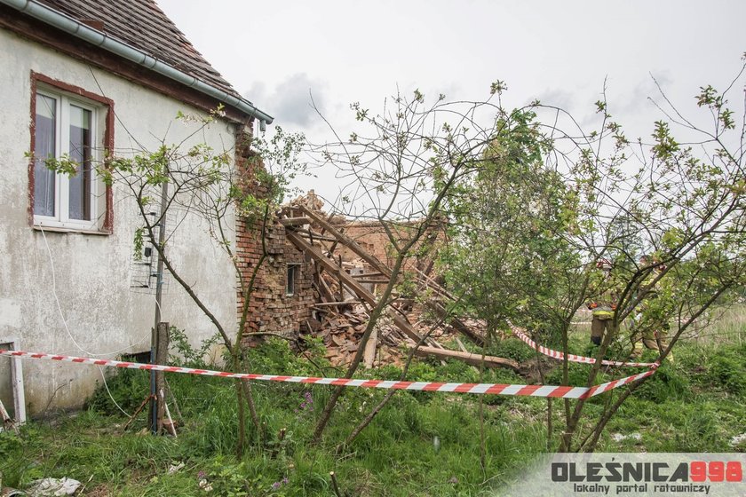 Ostrowina. Zawaliła się stodoła. 17-latek w ciężkim stanie trafił do szpitala