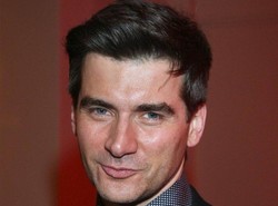 Popularny prezenter adoptuje kundelka. Ociepla wizerunek?