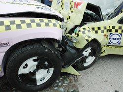 Zderzenie czołowe przy 40 km/h. Zobacz dramatyczne wideo