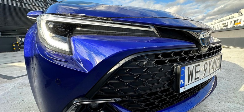 Toyota Corolla rozbiła bank. Nowa hybryda 1.8 hitem. Oto różnice