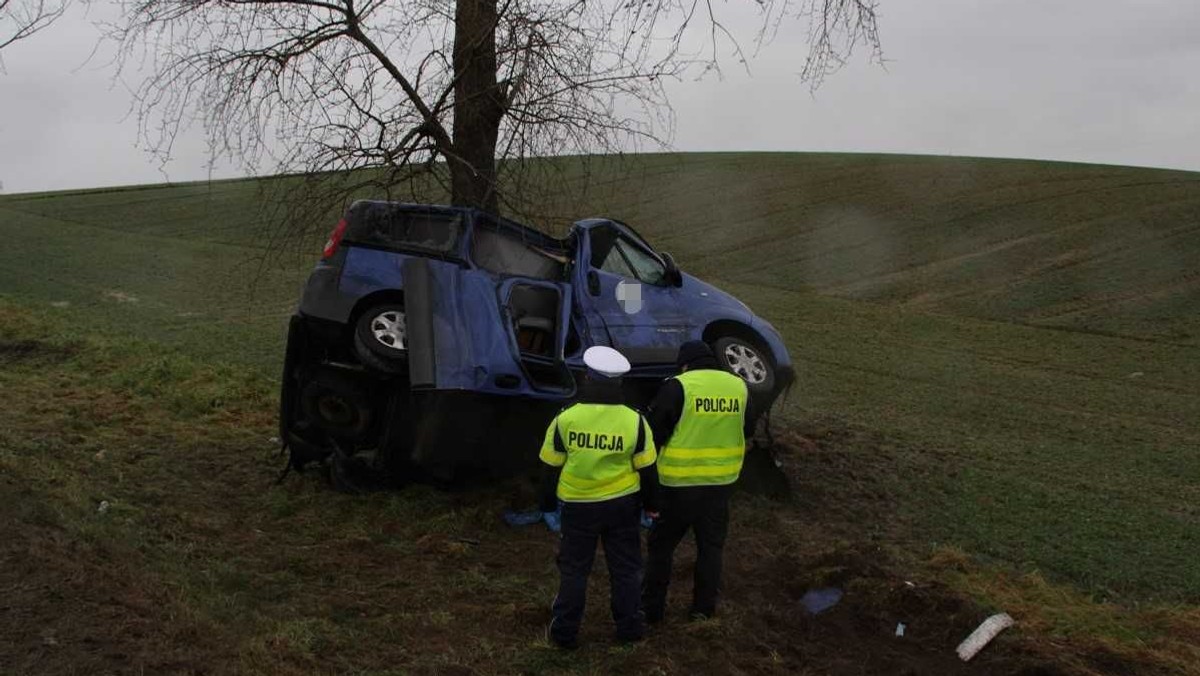 Dziś po godz. 11 na drodze wojewódzkiej nr 246 w okolicach Nakła nad Notecią doszło do tragicznego wypadku samochodowego. Śmierć na miejscu poniósł 14-letni chłopak.