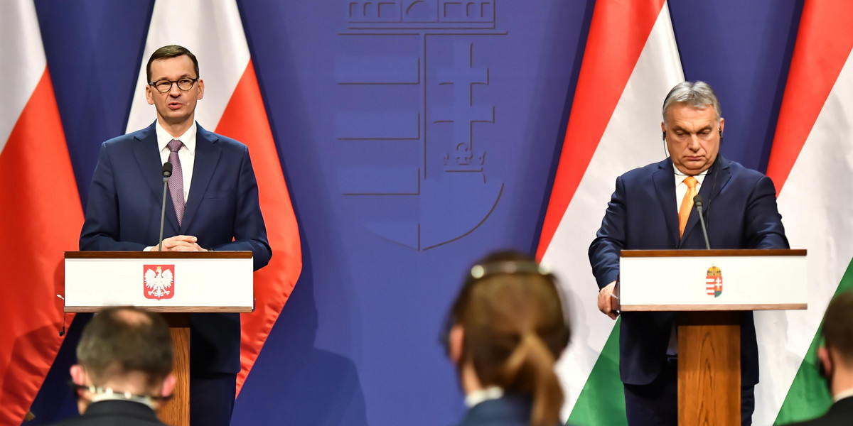 Mateusz Morawiecki i Viktor Orban na konferencji prasowej w Budapeszcie
