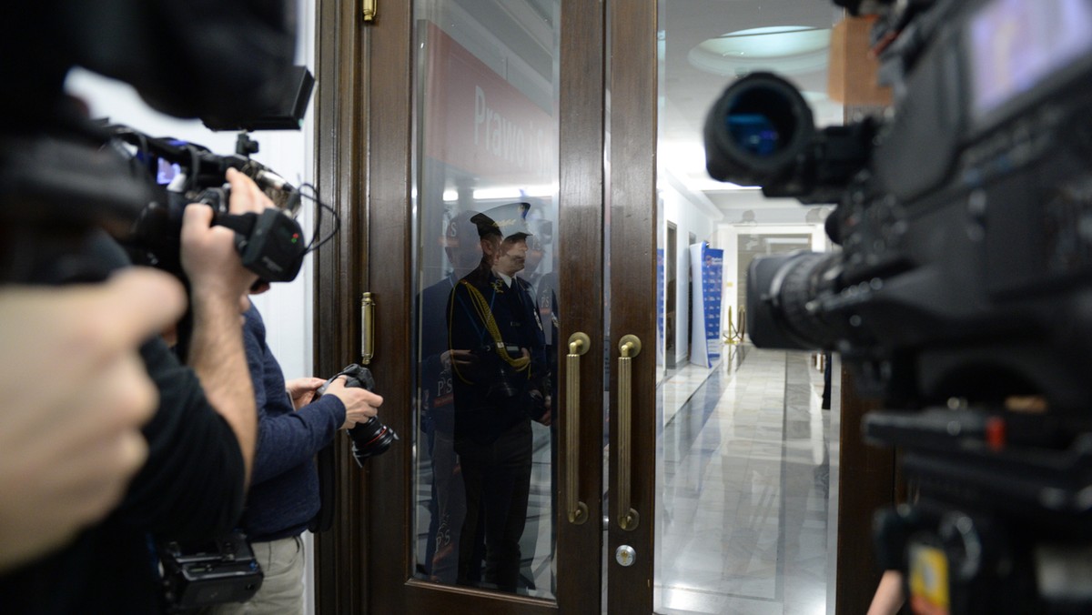 Korytarz sejmowy, w którym znajduje się m.in. biuro prasowe PiS jest dostępny dla tych dziennikarzy realizujących nagranie, którzy są umówieni z przedstawicielem klubu PiS - powiedział dyrektor Biura Prasowego Kancelarii Sejmu Andrzej Grzegrzółka.