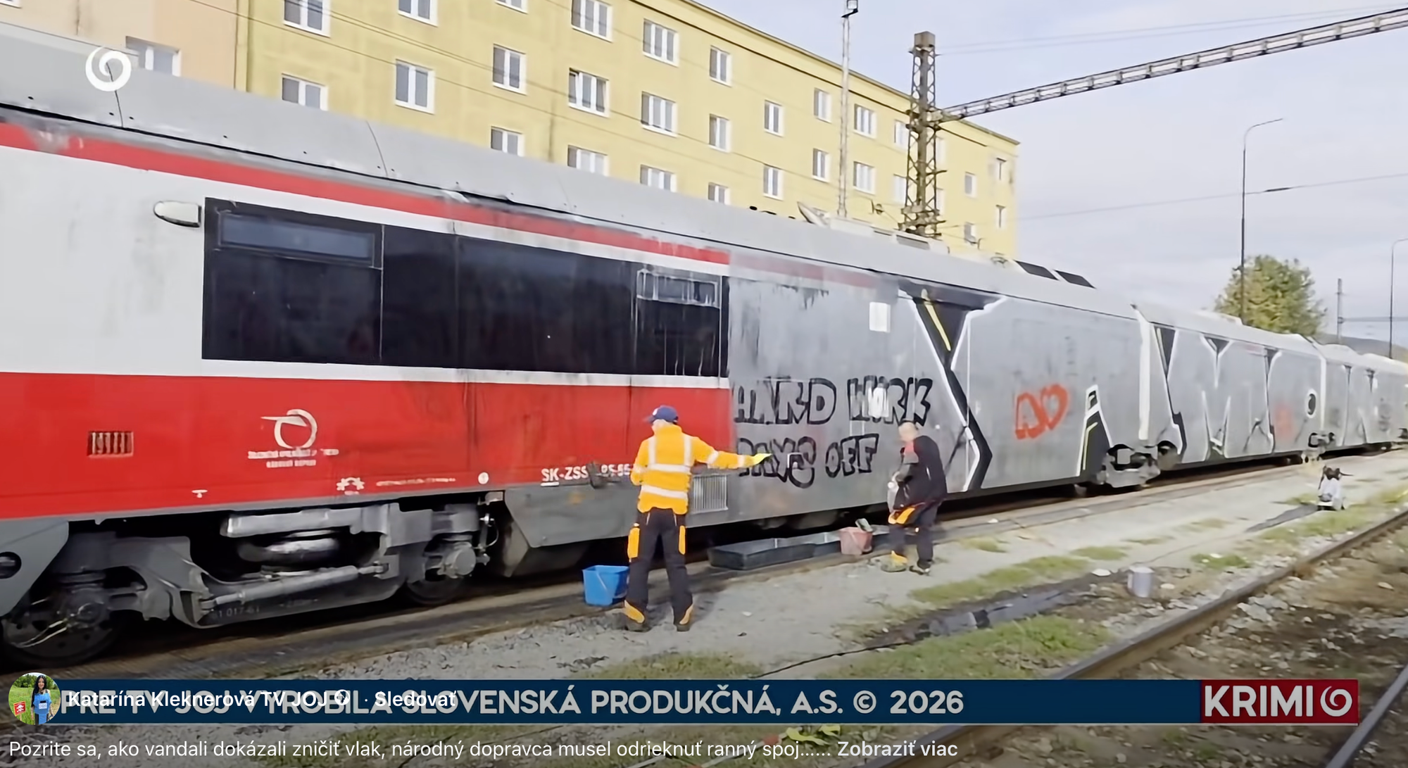 Vandali posprejovali vlakovú súpravu na stanici v Stakčíne.
