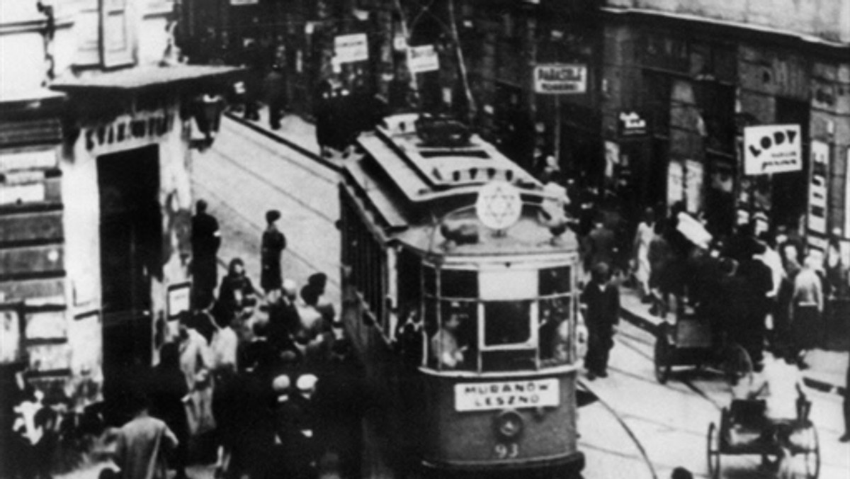 Tylko w okupowanej Polsce karano śmiercią za przechowywanie Żydów. 12 października 1939 r. gubernator Hans Frank wydał rozporządzenia zakazujące Polakom w jakikolwiek sposób pomagania Żydom. Historyk IPN dr Jan Żaryn ocenia dziś, że dla uratowania jednego Żyda ryzykowało 20 Polaków.