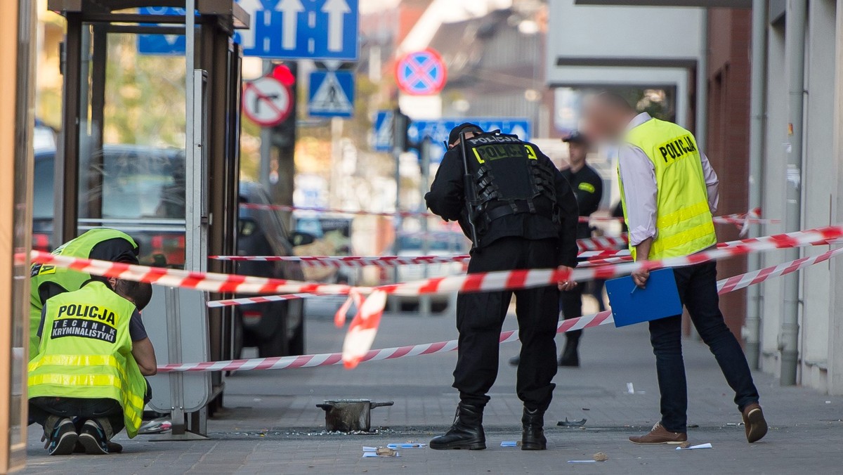 Po eksplozji na przystanku we Wrocławiu do pracy w tym mieście skierowano dodatkowych 400 policjantów, polską policję w poszukiwaniach osoby, która podłożyła ładunek wspierają policjanci z Niemiec - poinformował Komendant Główny Policji Jarosław Szymczyk.