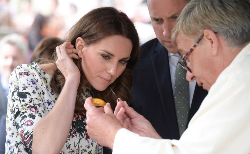 We wtorek, w drugim dniu wizyty księcia i księżnej Cambridge w Polsce, książęca para przebywa na Pomorzu. Na powitanie książęcej pary w Gdańsku przygotowano po trzy tysiące chorągiewek, brytyjskich i polskich. Prezydent Gdańska Paweł Adamowicz po oficjalnym powitaniu w Dworze Artusa ma oprowadzić Gości po Dworze Artusa i wręczyć książęcej parze pamiątkowy prezent. Kate ma otrzymać bursztynową kolię a William - spinki mankietowe.