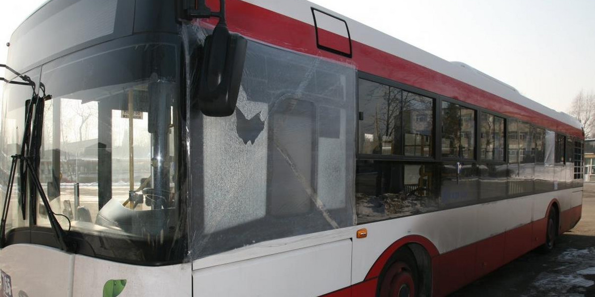 Ostrzelał autobus i przyszedł na policję