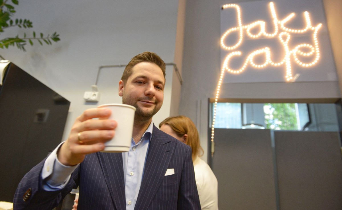 Patryk Jaki na otwarciu punktu informacyjnego i kawiarni w jednym - "Jaki Cafe"