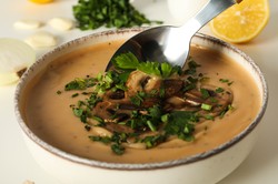 Pyszny obiad na czwartek. Podajemy przepis, Ty gotujesz. Jedwabisty krem grzybowy z kluseczkami