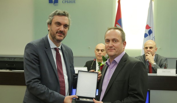 Marko Cadez urucuje nagradu potpredsedniku Eliksir grupe Samir Kraku_foto Promo