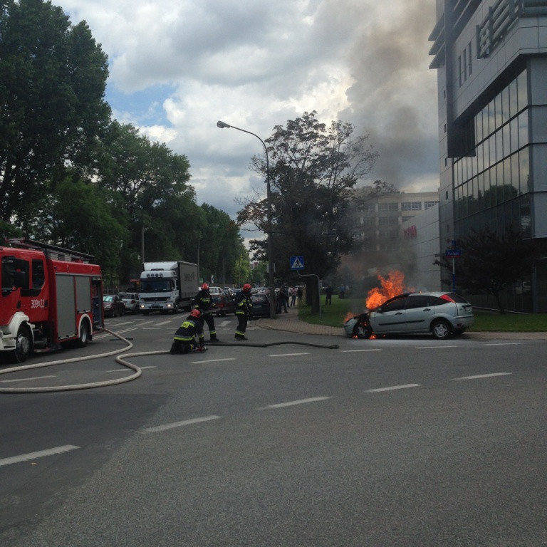 Pożar Forda Focusa w Warszawie