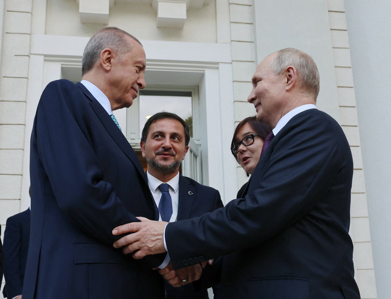 Recep Tayyip Erdogan (lewa) i Władimir Putin (prawa) po spotkaniu w Soczi, Rosja, 4 września 2023 r.