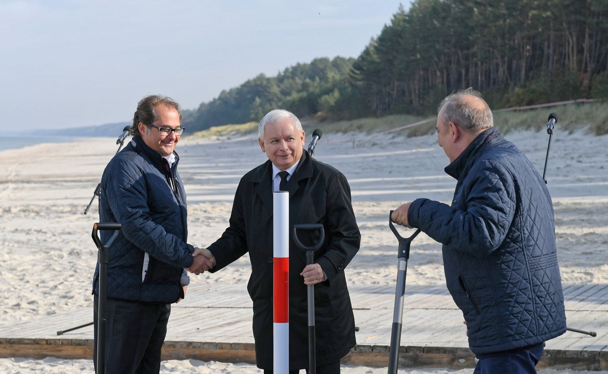  Minister gospodarki morskiej i żeglugi śródlądowej Marek Gróbarczyk (L), prezes PiS Jarosław Kaczyński (C) i kandydat na prezydenta Elbląga Jerzy Wilk (P) podczas konferencji prasowej w Kątach Rybackich, gdzie rusza przekop Mierzei Wiślanej