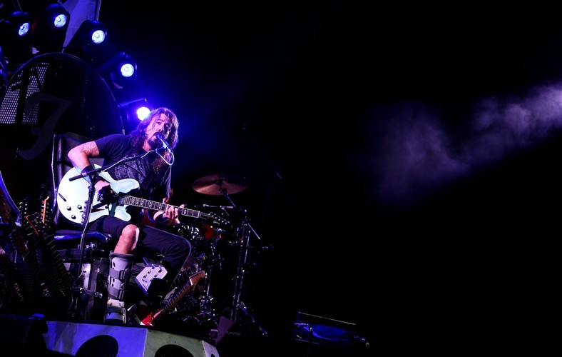 Dave Grohl podczas występu na koreańskim Ansan M Valley Rock Festival 2015