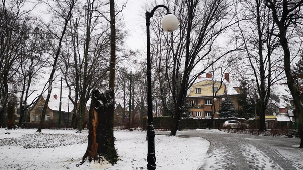 Niektóre latarnie zapalają się w dzień, bo technicy muszą sprawdzić, czy dana oprawa w ogóle działa i czy daje odpowiednią ilość światła