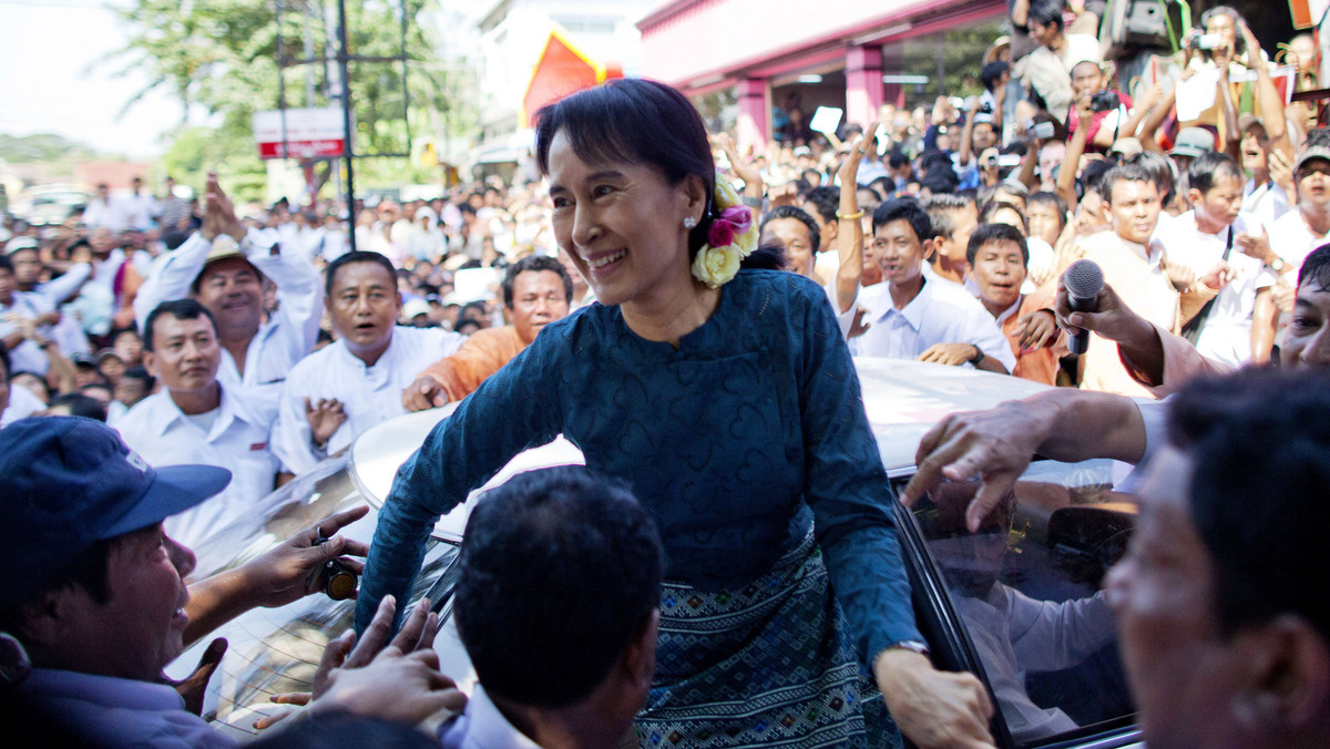 Dzień po odzyskaniu wolności, liderka birmańskiej opozycji i laureatka Pokojowej Nagrody Nobla, Aung San Suu Kyi spotkała się ambasadorami, dziennikarzami i tysiącami mieszkańców Związku Myanmar, czyli Birmy, podkreślając w ten sposób znaczenie dialogu, oraz siłę i własną determinację w walce o demokrację w ojczyźnie.