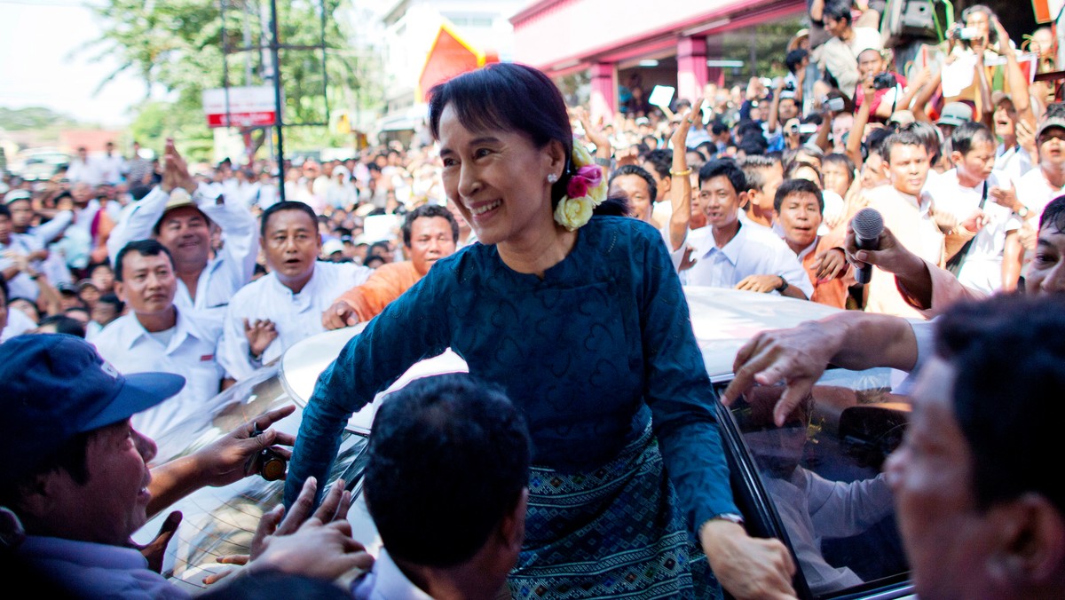 Dzień po odzyskaniu wolności, liderka birmańskiej opozycji i laureatka Pokojowej Nagrody Nobla, Aung San Suu Kyi spotkała się ambasadorami, dziennikarzami i tysiącami mieszkańców Związku Myanmar, czyli Birmy, podkreślając w ten sposób znaczenie dialogu, oraz siłę i własną determinację w walce o demokrację w ojczyźnie.