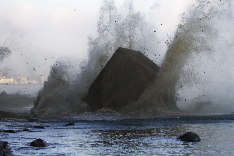 Imponująco prezentował się również moment uderzenia bunkra w wodę