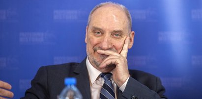 Macierewicz rozwścieczył policjantów. W ten sposób ratuje karierę?