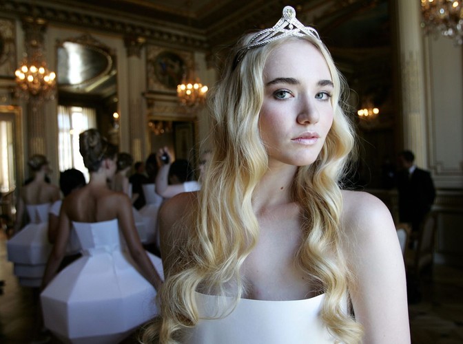 Modelka z diademem Chaumet podczas Paryskiego Tygodnia Mody