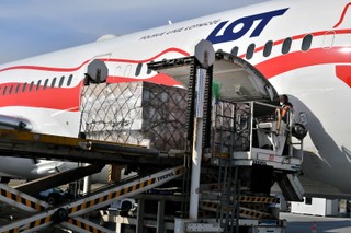 Pierwsze samoloty z wyposażeniem medycznym z Chin przyleciały do Polski