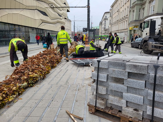 Na Al. Marcinkowskiego dotarł pierwszy transport nowych drzwi fot. PIM