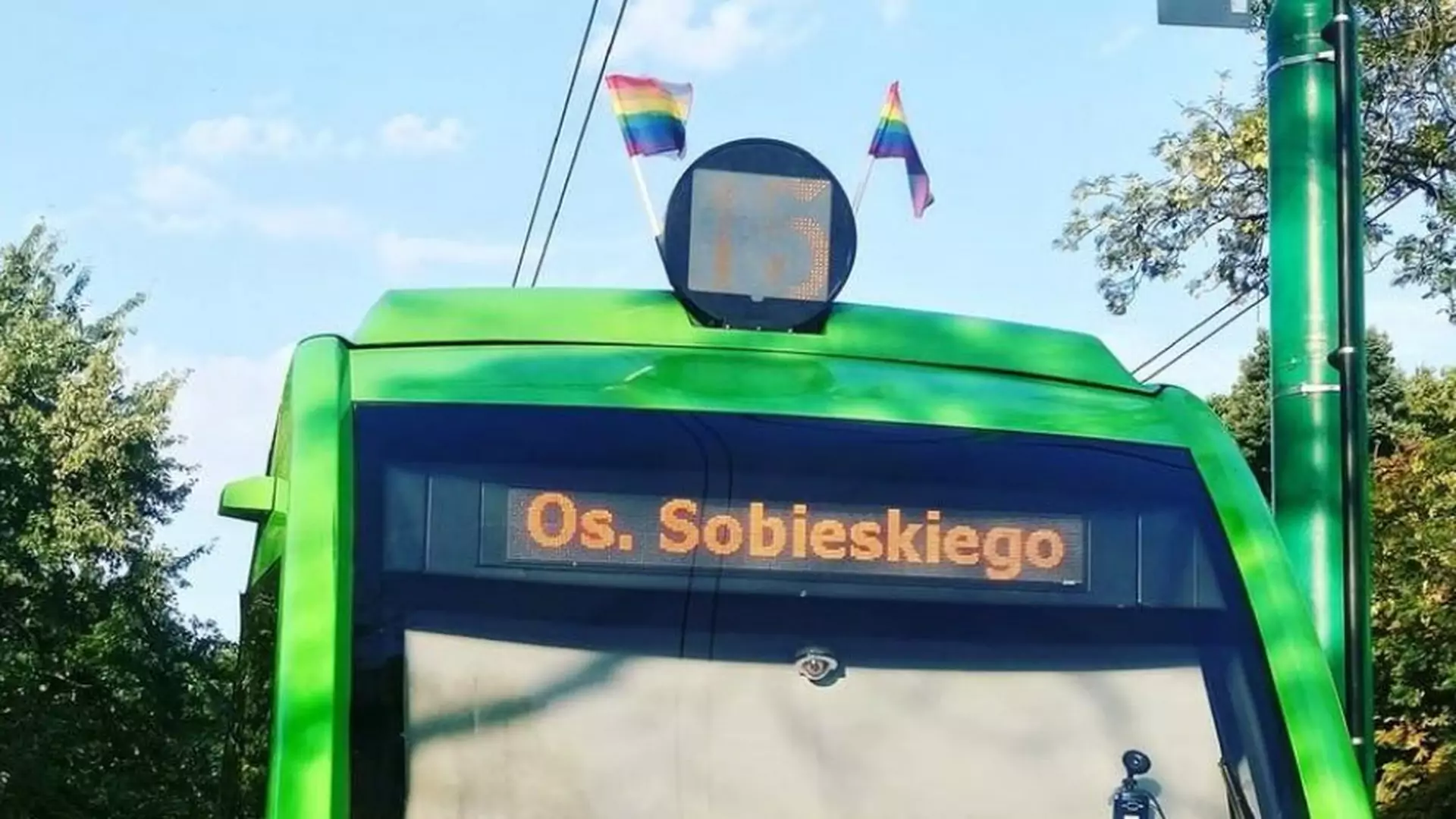 MPK Poznań zamiast miłości wybrało homofobię. Co oznaczają zdjęte flagi LGBT?