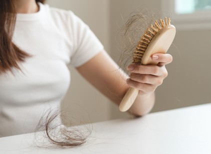 Így lassíthatja le a hajhullást a menopauza alatt! című cikk nyitóképe