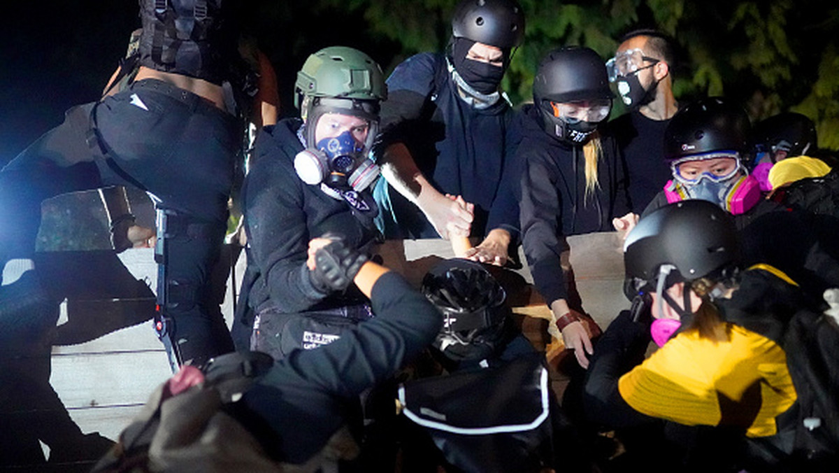 Policja w Portland w amerykańskim stanie Oregon oznajmiła w nocy z poniedziałku na wtorek, że uznaje antyrasistowskie i antypolicyjne demonstracje za zamieszki po tym, jak podpalony został budynek związku zawodowego policjantów. Niespokojnie było też w innych miastach w USA.