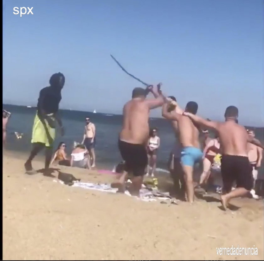 Brutalny atak na plaży. Turysta zaatakował metalowym prętem