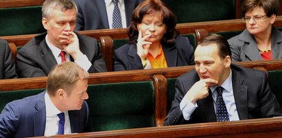 Tusk i Sikorski gadają o prezentach. HIT NETU!