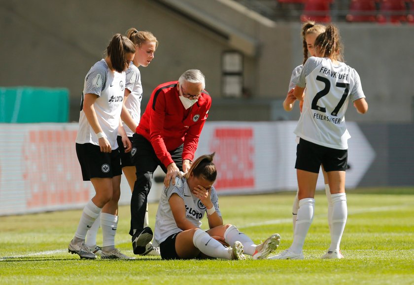 Tanja Pawollek (22 l.) schodziła z boiska z płaczem. Nic dziwnego, bo zawodniczka zerwała więzadła w kolanie i przez dłuższy czas będzie odpoczywać od piłki.