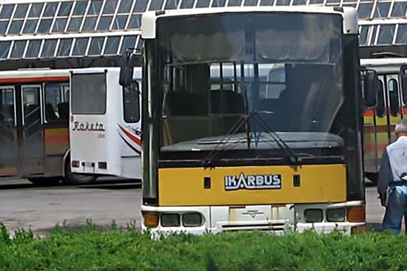 (VIDEO) ŠOKANTAN SNIMAK IZ PRIJEPOLJA Maloletnik izašao kroz šiber i seo na krov autobusa u POKRETU: Pukom srećom izbegnuta tragedija