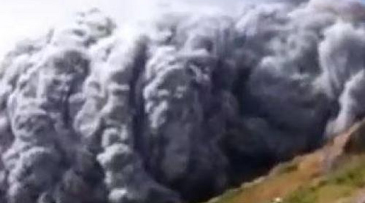 Hatalmas vulkánkitörés elől menekültek meg - videó!