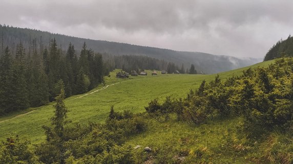 Polana Kopieniec z klimatycznymi szałasami pasterskimi