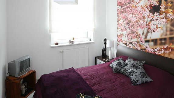 Mała sypialnia w bloku: białe kolory powiększą pomieszczenie