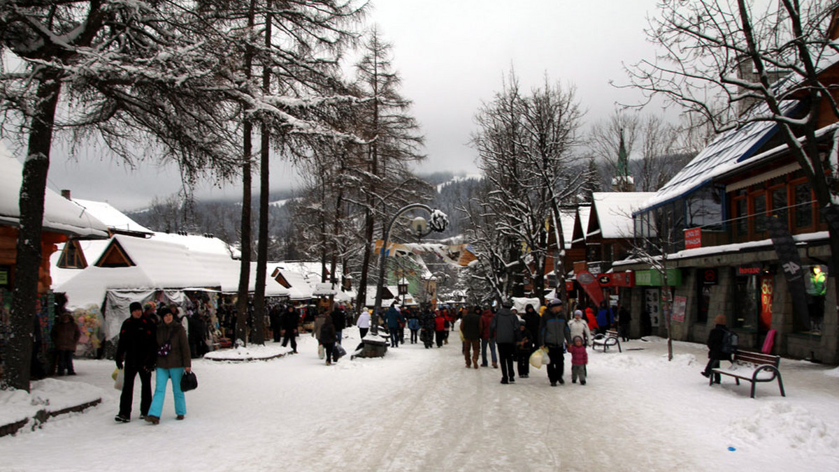 Na Podhale wróciła zima. W nocy z czwartku na piątek w Zakopanem spadło 20 cm śniegu. Na drogi południowej Małopolski wyjechały pługopiaskarki.