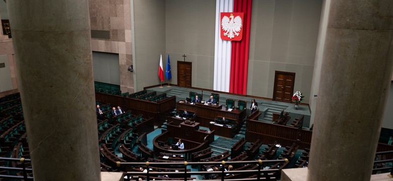 Dwie siły poza Sejmem. Nowy sondaż przewraca układ sił