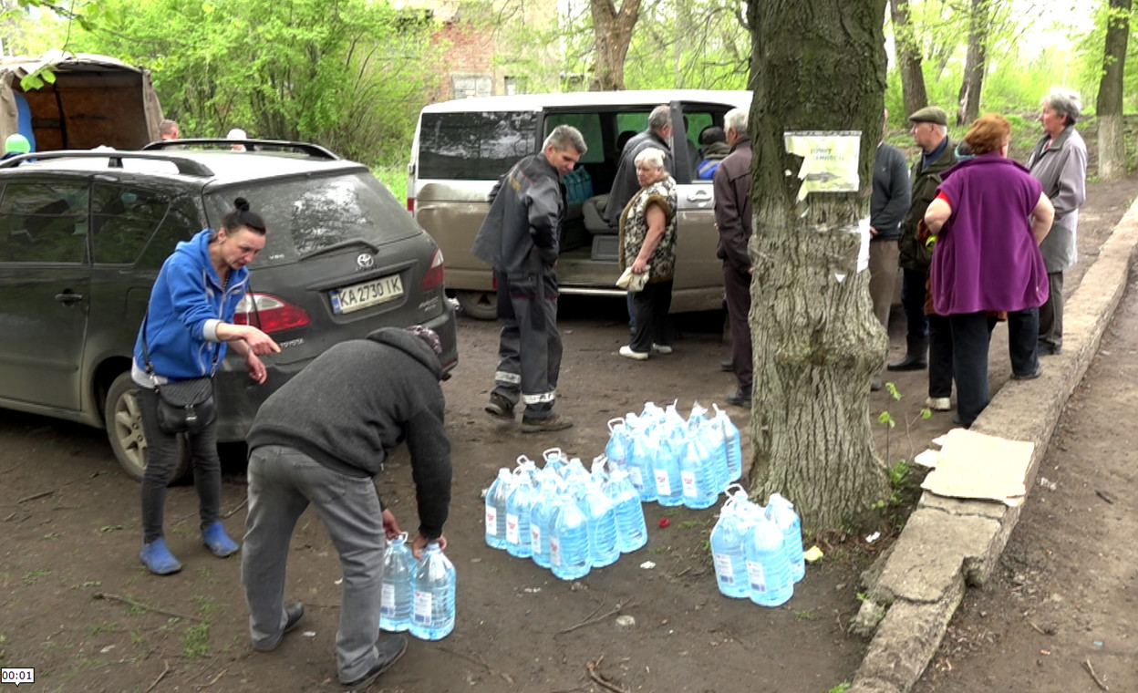 Punkt dystrybucji wody w Czasiw Jarze.