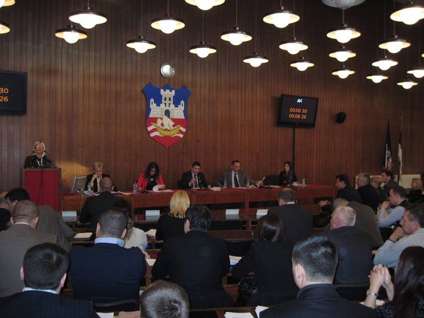 Sednica Skupštine grada   Skupština grada Beograda usvojila je budžet za 2015. godinu, koji je podržalo 62 odbornika, dok je šest bilo protiv.Uzdržanih nije bilo, a budžet je usvojen nakon sat i po rasprave.   U budžetu su planirani prihodi i rashodi u iznosu od 80,2 milijarde dinara, a za kapitalne projekte je planirano oko 16,7 milijardi dinara.   Budžetom je predviđeno 4,15 milijardi dinara za finansiranje budzetskog deficita, dok je za otplatu glavnice duga domaćim i stranim kreditorima planirano oko 5,35 milijardi.   Sredstva za finansiranje deficita i otplatu duga biće obezbeđena od prodaje finansijske imovine u iznosu od tri miliona dinara, zaduživanjem na finansijskom tržištu u iznosu od 7,3 milijardi dinara i iz procenjenog suficita iz 2014.godine u iznosu od 2,1 milijarde dinara.   Grad Beograd planira da u 2015. godini uzme kredite od domaćih banaka u iznosu od 248,8 miliona dinara za izgradnju objekata predškolskih i ustanova za osnovno obrazovanje, kao i sportskih objekata.   Greška od 720 miliona   Raspravu o budžetu obeležila je polemika o grešci koja se potkrala, a prema kojoj je pisalo da za vozila za komunalnu policiju ide 800 miliona dinara, umesto 80 miliona dinara.   - Budžet za socijalna davanja koji je planiran za 2014. godinu biće ostvaren i u 2015. godini, ali postoji mogućnost da malo povećamo naknade za porodilje- rekao je gradonačelnik.   Skupština grada razmatra rebalans budžeta, kao i predlog budžeta za 2015. godinu.   Pročitajte još Niže cene vrtića od 1.januara: Najskuplji vrtić koštaće 6.000 dinara Budžetom su planirana sredstva za finansiranje deficita u iznosu od 4,35 milijardi dinara, kao i 5,35 milijardi za otplatu glavnice domaćim i stranim kreditorima, dok je za kapitalne projekte predviđeno 7,07 milijardi dinara.