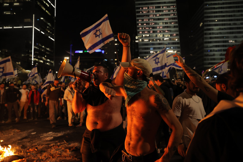 Izraelczycy protestują na ulicach Tel Awiwu, 27 marca 2023 r.