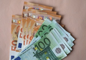 Prosečni ekološki otisak evro novčanice jednak je automobilskoj vožnji od 8 kilometara